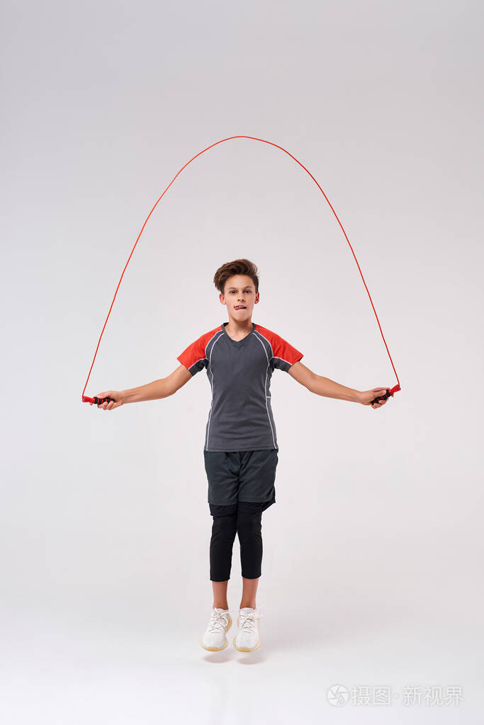 我就是这样跳的一个十几岁的男孩从事健身用跳绳跳绳的全长镜头孤立的