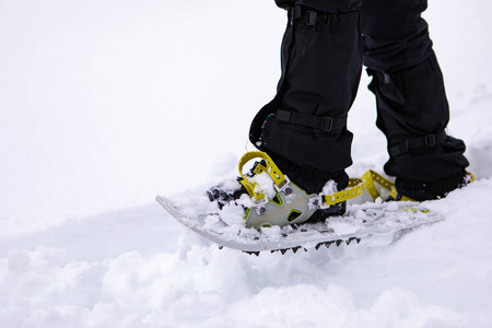 迈步一个在雪地里迈步的人照片