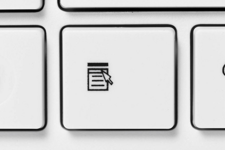 一个白色电脑键盘的特写镜头
