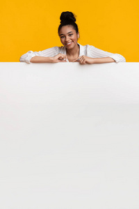 正面的非洲裔美国妇女倚在白色广告牌上