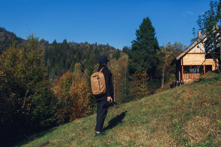 新闻工作者 照相机 小山 摄影师 旅行者 森林 秋天 假期