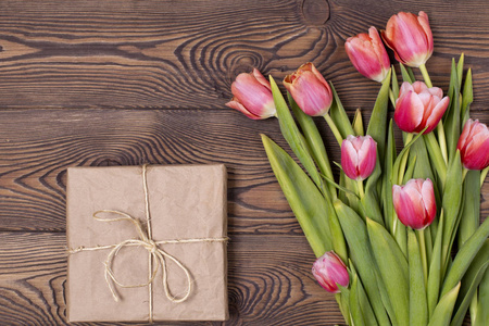 3月8日国际妇女节生日或母亲节礼物盒和郁金香花，精美的春季贺卡。