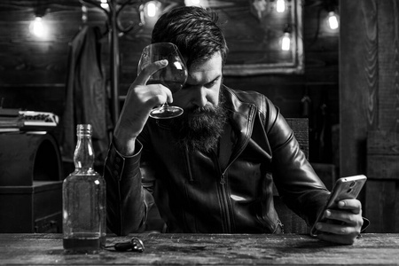 喝酒和聚会的概念.男人喝白兰地或威士忌.