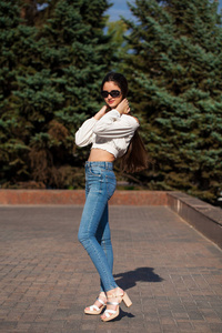 摆姿势 女学生 俄语 肖像 街道 公园 美丽的 身体 牛仔裤