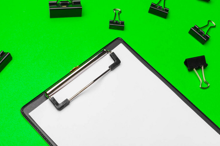 空白剪贴板纸在亮绿色背景纸上，复印空间