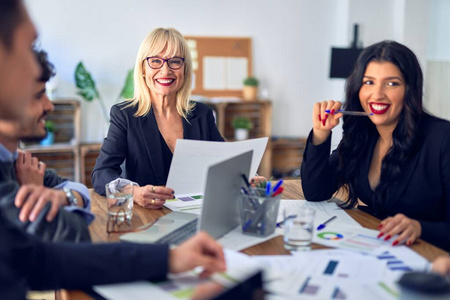 成人 文件 办公室 团队合作 商业 企业家 微笑 肖像 女人