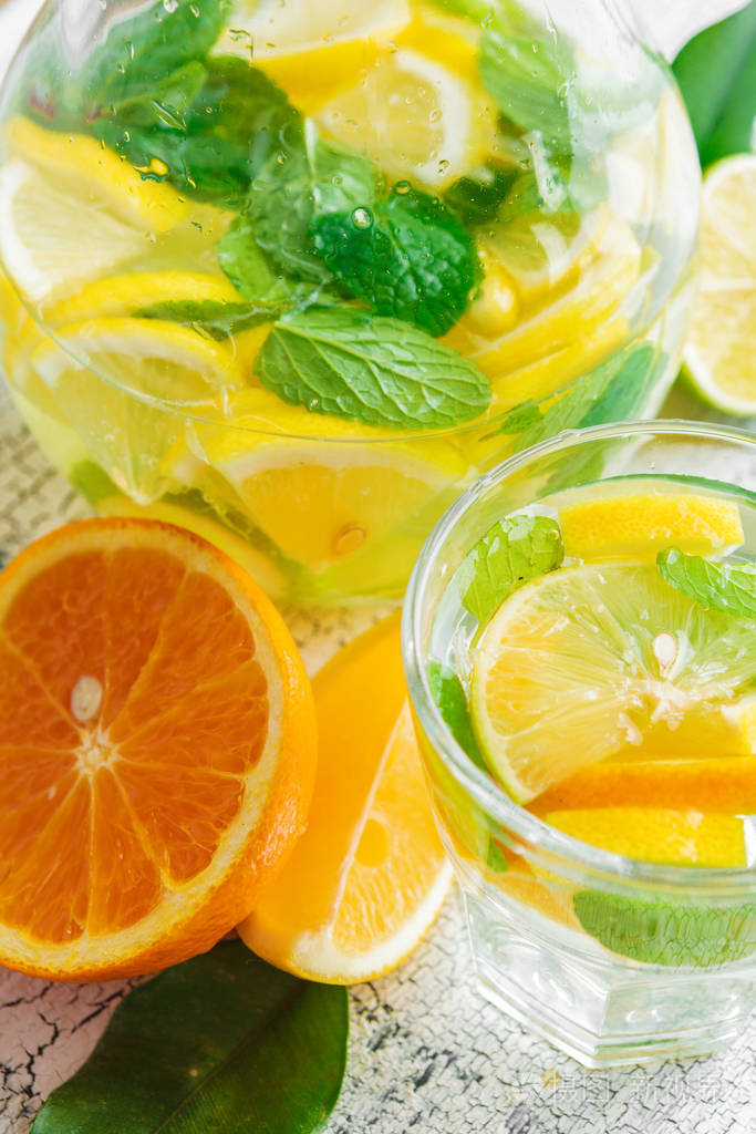 清凉的薄荷水创意照片