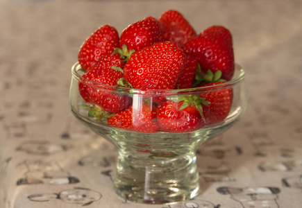 特写镜头 饮食 玻璃 水果 甜的 甜点 草莓 浆果 食物