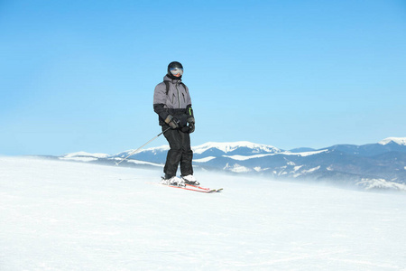 自然 滑雪 旅行 娱乐 天气 冬日 男人 滑雪者 小山 假日