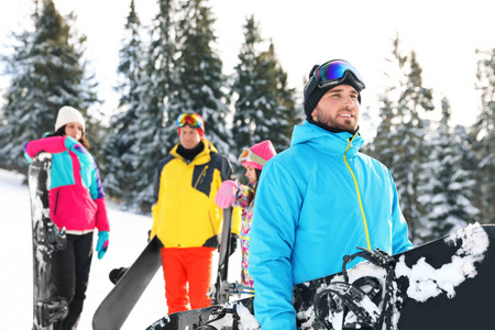 寒冷的 闲暇 护目镜 白种人 假期 冬天 滑雪板 微笑 滑雪