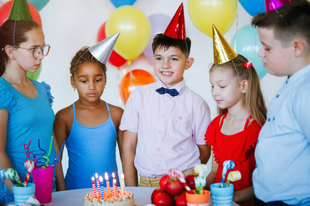 礼物 学龄前儿童 庆祝 快乐 假日 蛋糕 后代 童年 乐趣