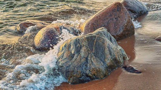 海浪拍打着海面上的一块大石头图片