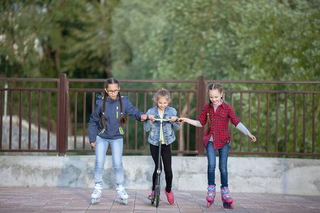 滑冰 公园 女人 小型摩托车 滑冰者 青少年 路面 衣服