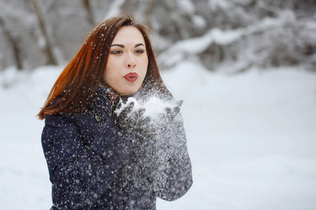 圣诞节 女人 女孩 假日 漂亮的 时尚 照顾 头发 雪花