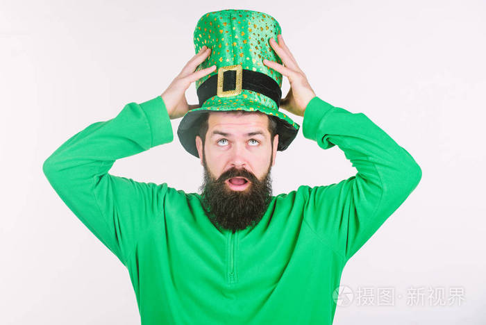 帕特里克节快乐爱尔兰文化全球庆典男人胡子时髦的人穿着绿色的衣服和