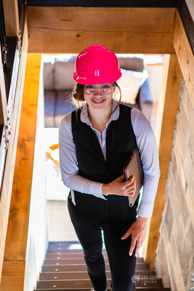 年轻女建筑师在楼梯上微笑