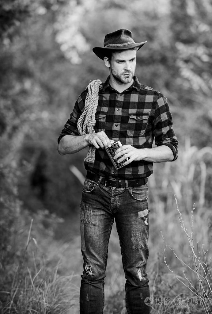 牛仔用套索绳.西部.牧场上的男式格子衬衫.复古风格的男人.狂野西