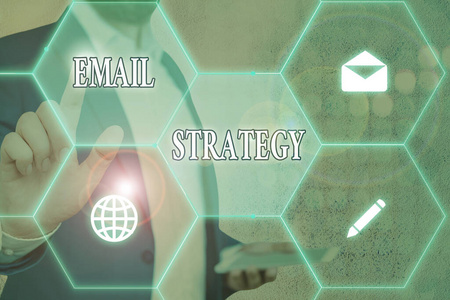 展示电子邮件策略的概念性手写体。商业照片展示了通过直接电子邮件联系消费者的营销方式。