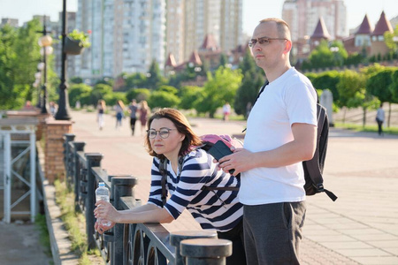 一对成熟的夫妻，会走路，会说话的男人和女人