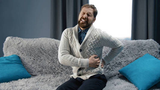 痛苦折磨的男人图片