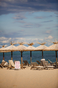 旅游业 乐趣 游泳 海洋 海滩 休息 椅子 太阳 地平线