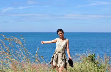 海洋 女孩 女人 成人 肖像 美丽的 风景 海滩 闲暇 自然