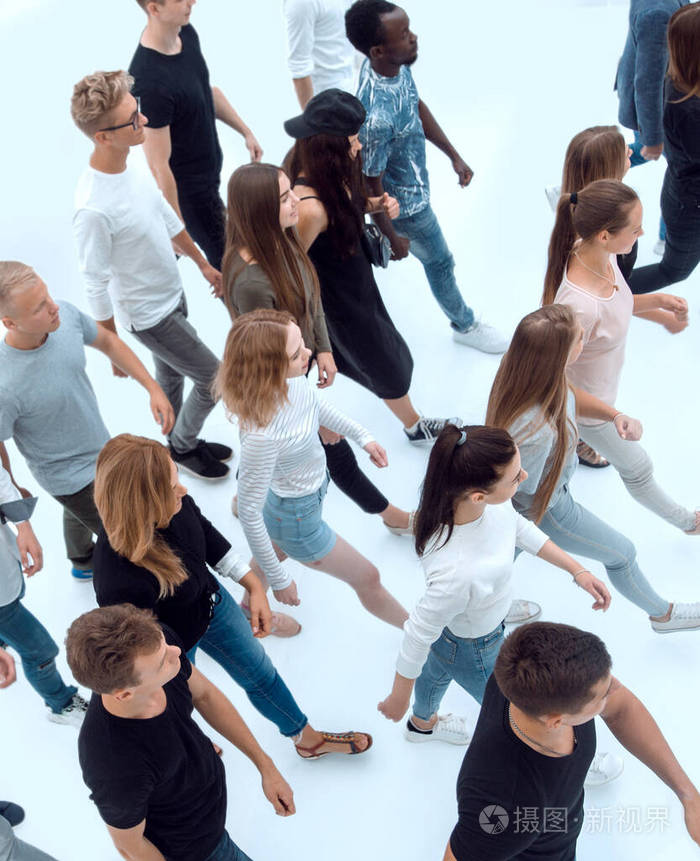 俯视图一群有组织地向前迈进的年轻人