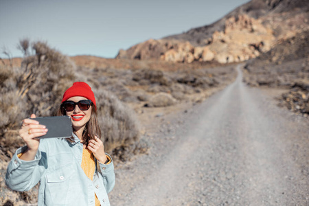 在沙漠山谷旅行的女人图片