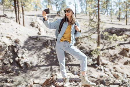 在火山森林里旅行的女人