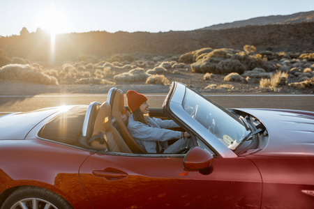 外国人开敞篷车图片