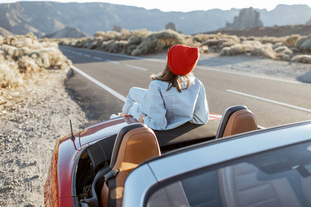 在沙漠山谷开车旅行的女人