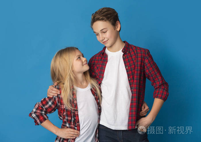 兄弟姐妹相爱蓝色背景拥抱兄妹肖像