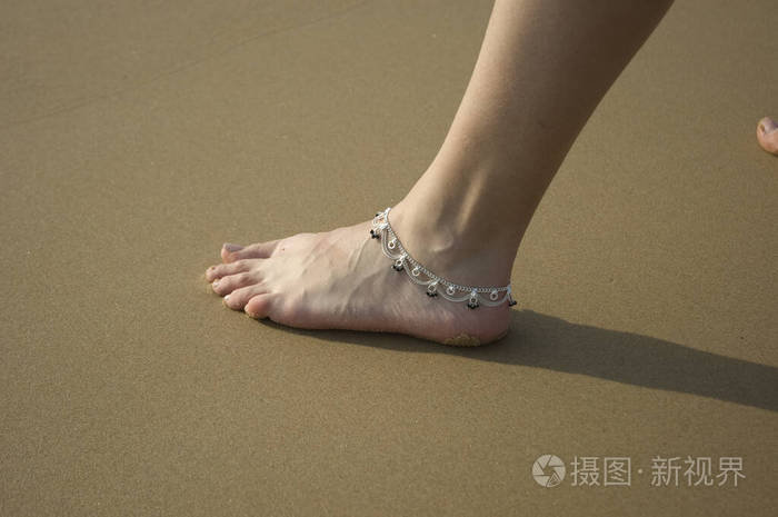白种人 海洋 女人 放松 海滨 绿松石 闲暇 自然 脚镯