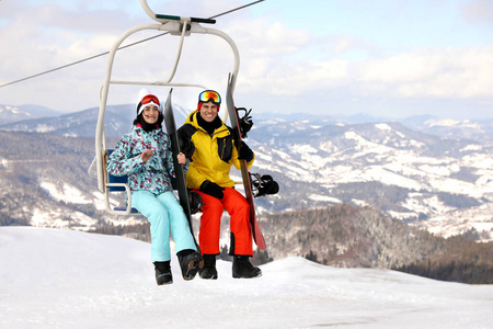 冬季 滑雪 运动 闲暇 滑雪板 旅行 阿尔卑斯山 求助 升降椅