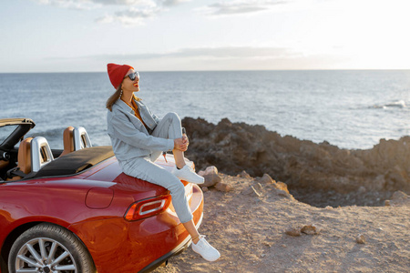海岸线旅行在岩石海岸线上开车旅行的女人照片