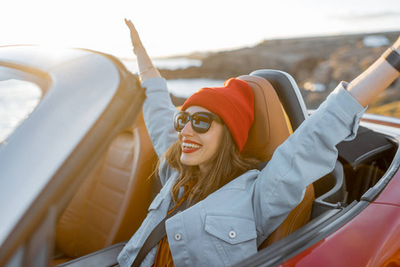 海岸线旅行在岩石海岸线上开车旅行的女人照片