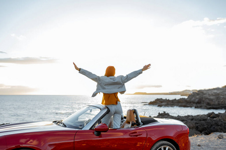 敞篷车海边在海边开车旅行照片