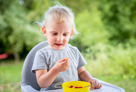 食物 夏天 午餐 小吃 后院 夏季 蹒跚学步的孩子 可爱的