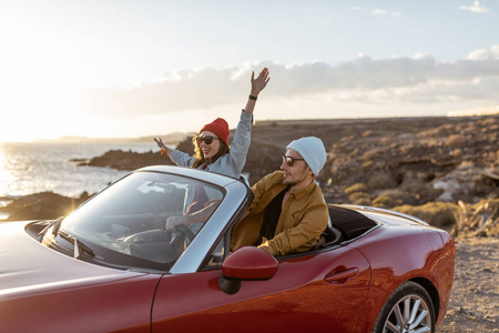 一对可爱的夫妇在海边开着敞篷车照片