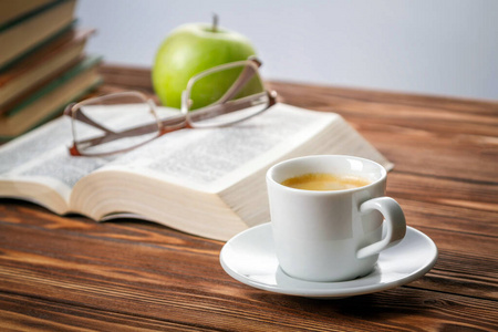 书笔记和钢笔在木头桌作家的工作空间-空白笔记本与笔上的木头办公室