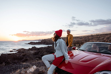 海滩上的一对可爱的情侣,开车旅行照片