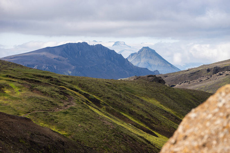 冰岛劳加维格徒步旅行小道上长满苔藓和山峰的绿地