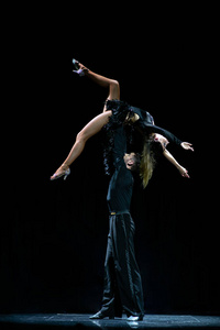 舞厅情侣在黑色背景上单独跳舞