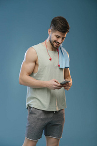 电话 摆姿势 成人 智能手机 男人 肌肉 运动服 权力 力量