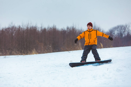 空气 小山 求助 肖像 持有 青少年 滑雪板 寒冷的 男人