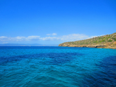 美丽的绿松石海水海滩和海岸线的风景在暑假。西班牙，巴利阿里群岛，马略卡岛，卡拉门户