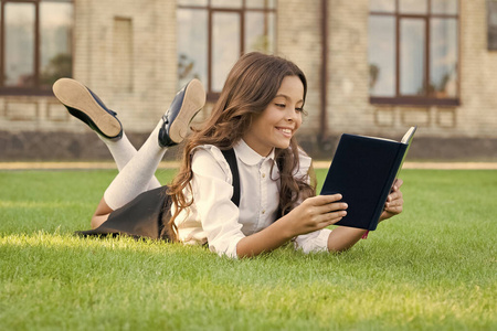 一定要去图书馆。快乐的书虫。小孩子在绿草地上读图书馆的书。可爱的小女孩从学校图书馆借书。可爱的圣经故事。大学书店。图书馆很有趣