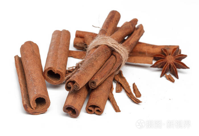 白色背景上孤立的肉桂枝创意照片