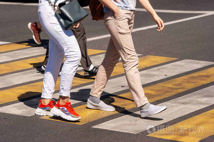 场景 行动 十字路口 运动 牛仔裤 女人 无法识别 后面