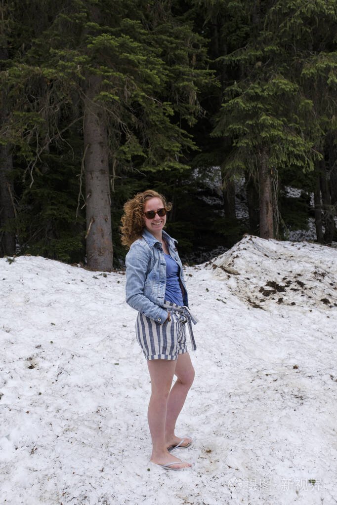 加拿大贾斯珀雪地里女孩穿着短裤穿着拖鞋微笑